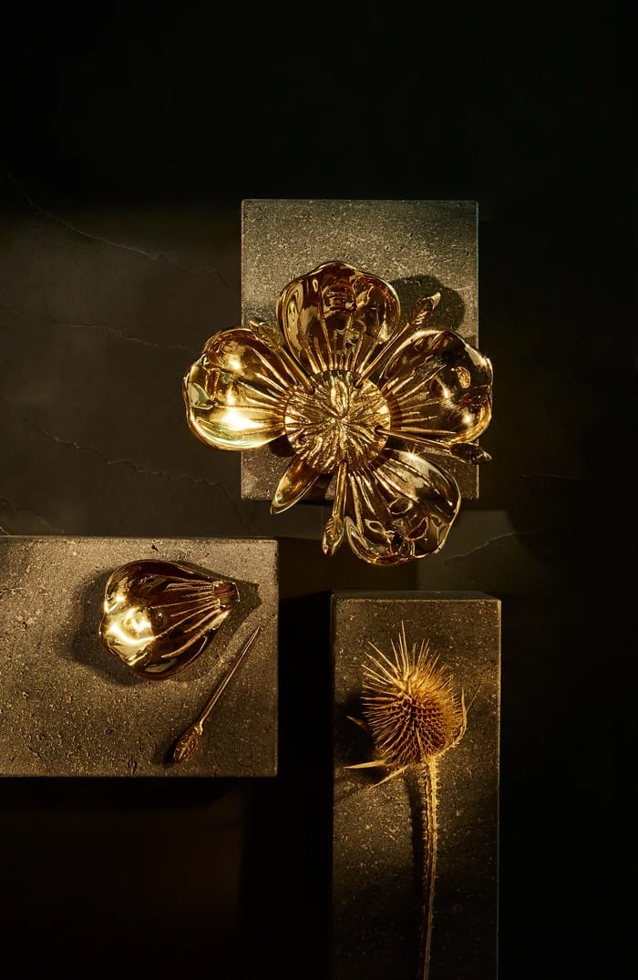 Designer tabletop ashtray
Polished brass smoke accessory
Vintage-inspired party ashtray