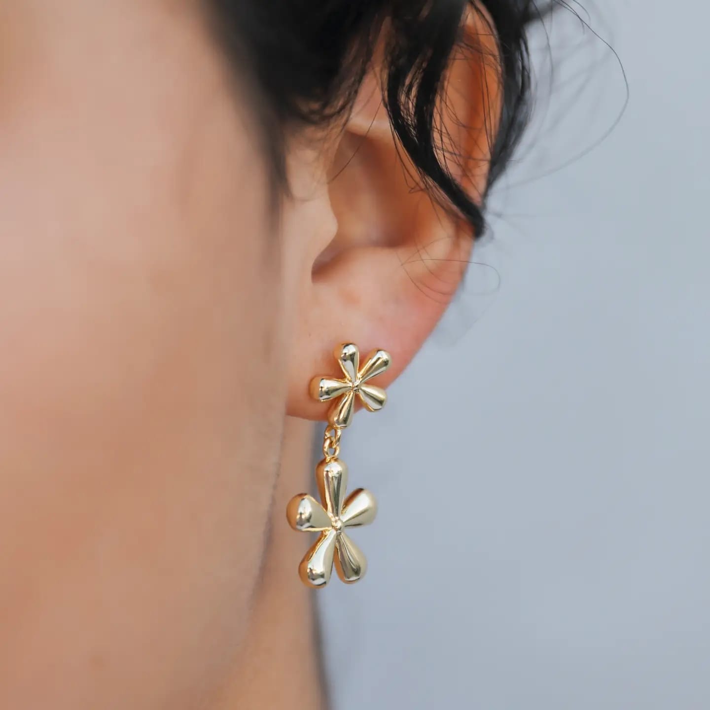 double daisy earrings, gold daisy earrings, floral drop earrings, gold flower earrings, hypoallergenic earrings, modern floral jewelry, daisy jewelry gold