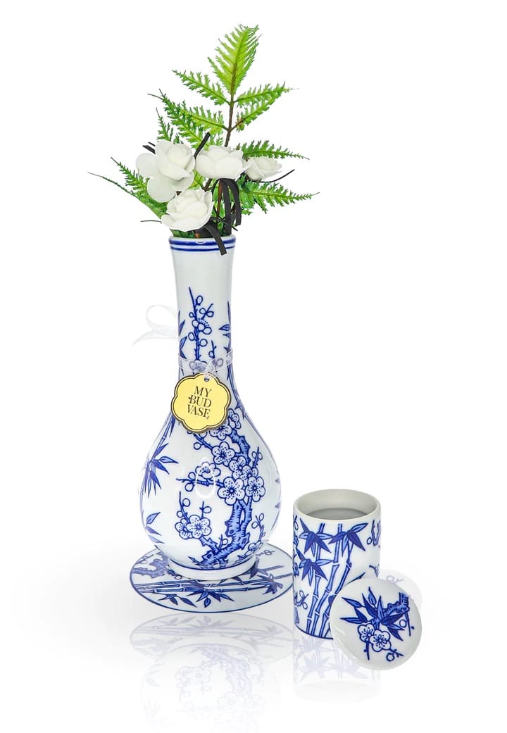 Luck My Bud Vase set
Blue white porcelain bong
Floral bong with stash jar
Elegant My Bud Vase collection
Bubble bowl porcelain water pipe
Decorative vase bong set
Flower poker included
Ceramic bong with tray and jar
Authentic My Bud Vase COA
Chic cannabis décor set