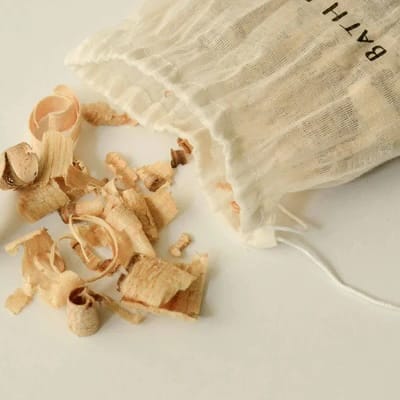 Bath Flakes – Sugi, Hinoki & Palo Santo - Natural Aromatic Rituals