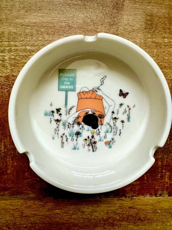 Rogue Paq porcelain ashtray
Keep on the grass ashtray
Nature-inspired smoking dish
Calm ritual ashtray design
Porcelain cannabis accessory
Compact round ashtray 4 inch
