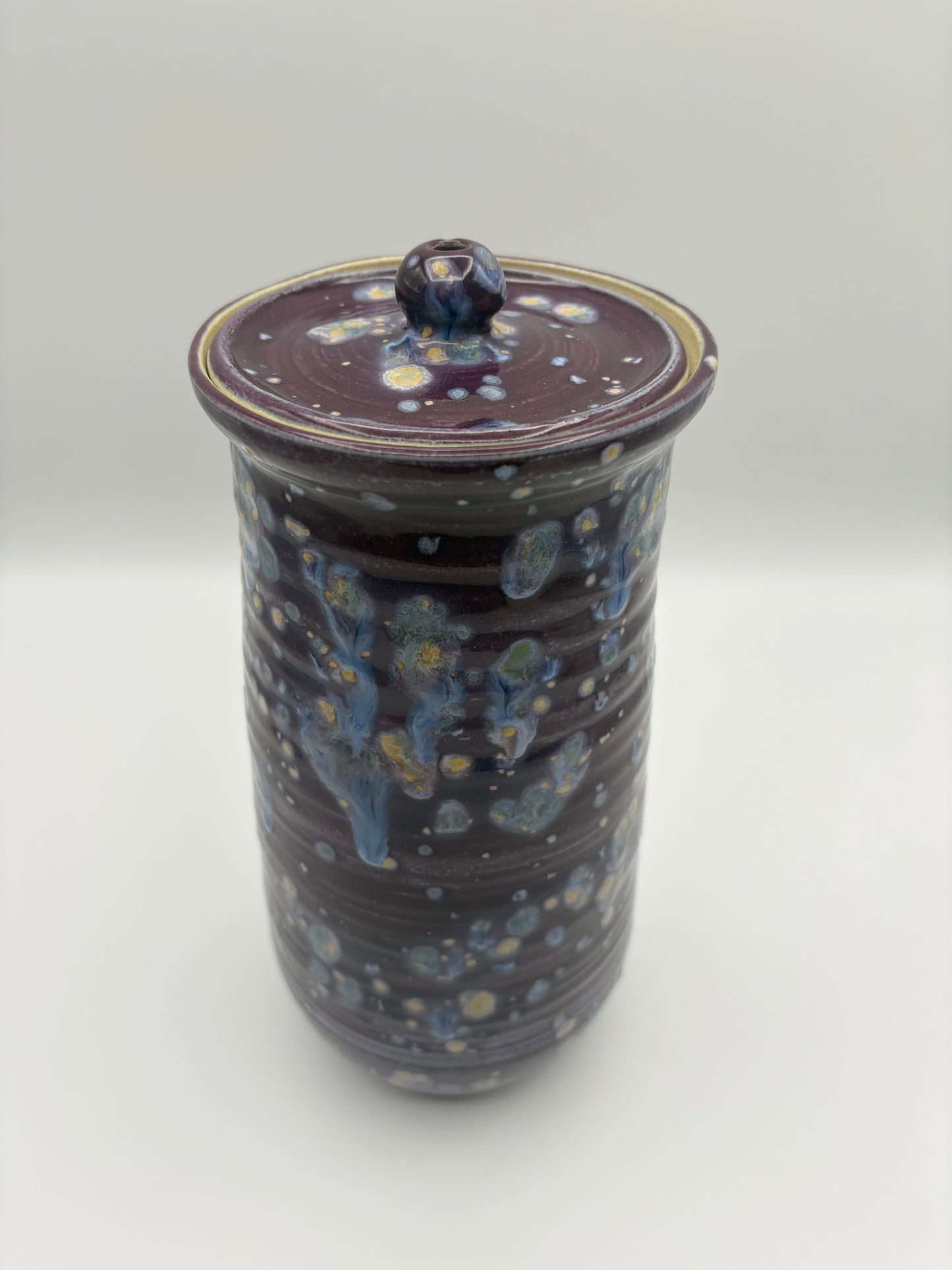 Ceramic jar with a lid featuring a starry night design 