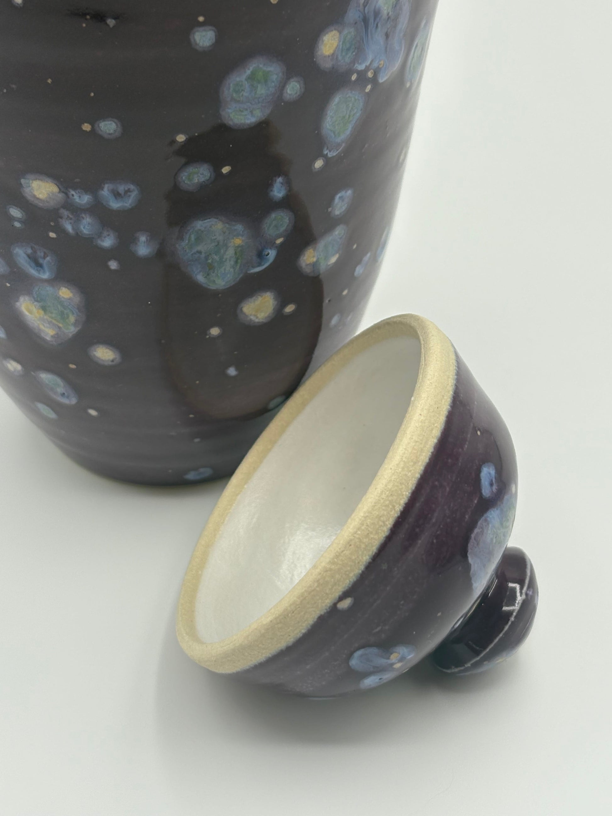 Ceramic lid with a textured surface 